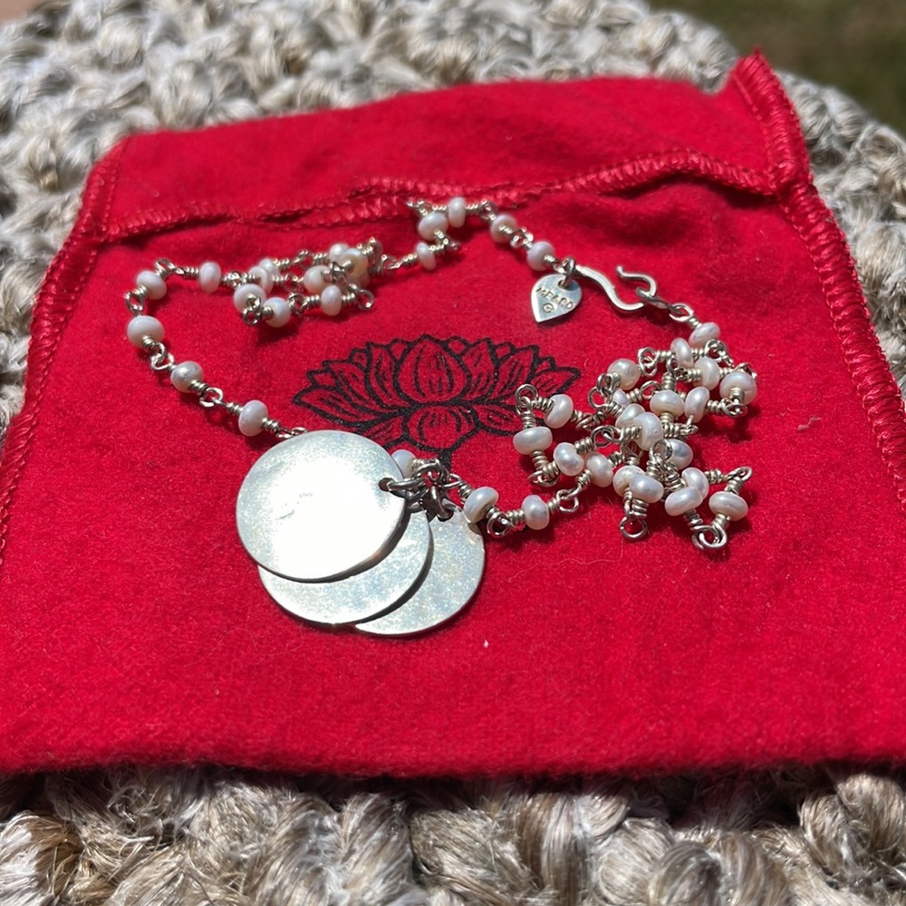 Me & Ro Vintage Silver/Pearl necklace, like new!